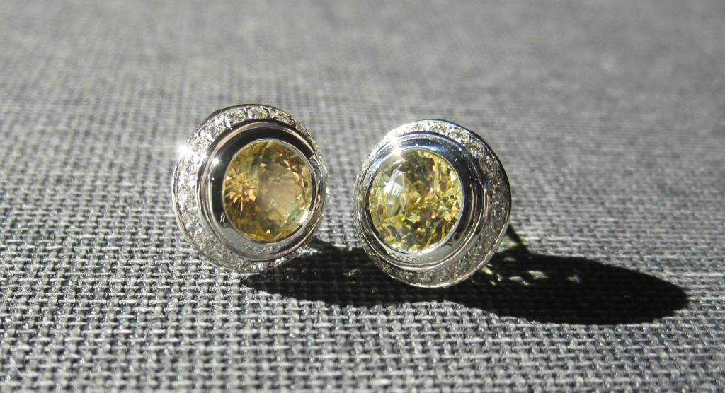 Boucles d&rsquo;oreille saphir jaune et diamant (Vendu)