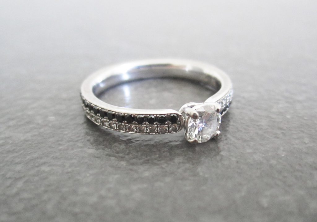 Bague diamant incolore et diamant noir (Vendu)