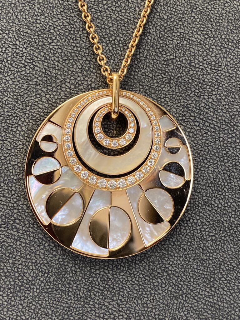 Sautoir en or rose, diamant et nacre, Bvlgari (Vendu)