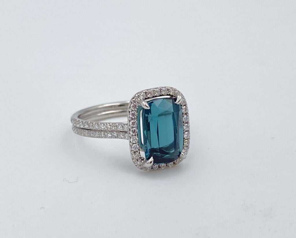 Bague en platine, indigolite et diamant (Vendu)