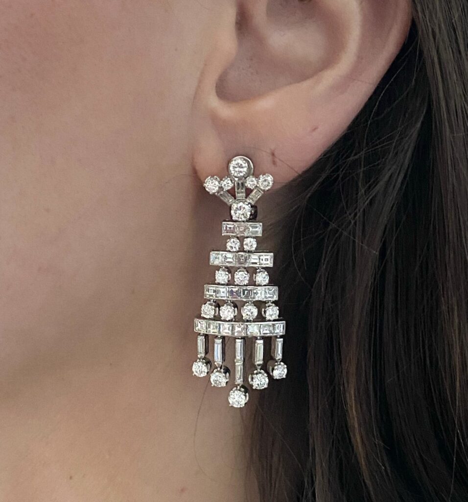 Boucles d&rsquo;oreille « chandeliers » en or gris et diamant