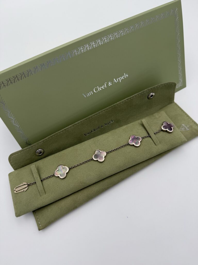Bracelet en or gris et nacre, Vintage Alhambra, Van Cleef & Arpels (Vendu)