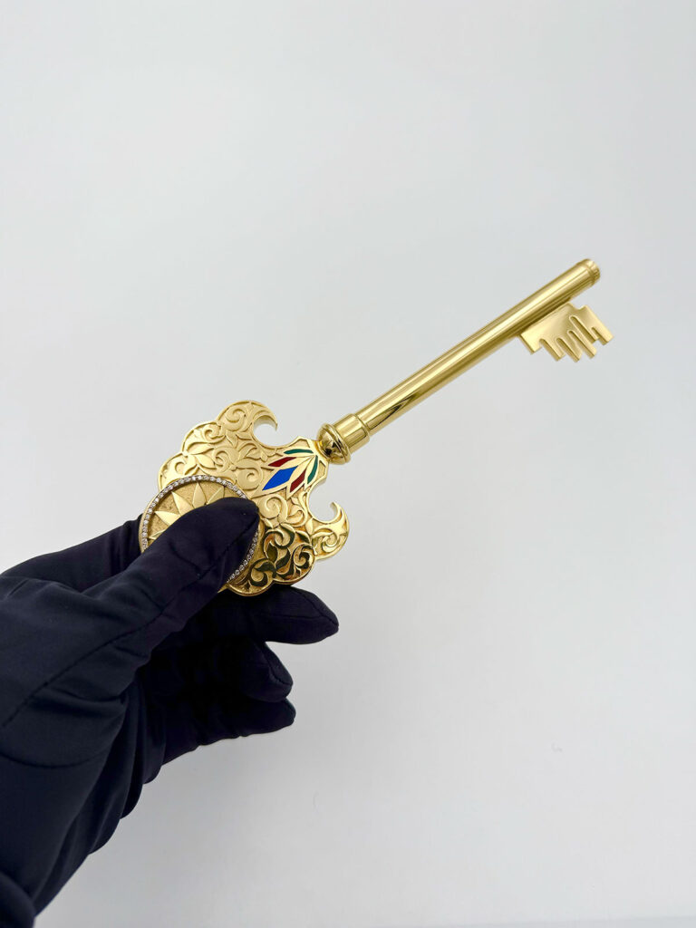 Impressionnante clé en or jaune 750 diamant et émail (Vendu)